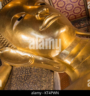 Buddha reclinato statua d'oro ,Wat Pho, Bangkok, Thailandia Foto Stock