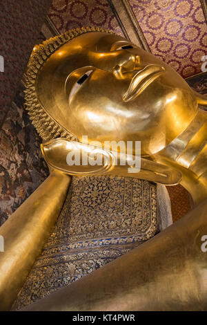 Buddha reclinato statua d'oro ,Wat Pho, Bangkok, Thailandia Foto Stock