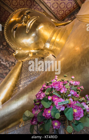 Buddha reclinato statua d'oro ,Wat Pho, Bangkok, Thailandia Foto Stock