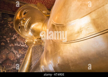 Buddha reclinato statua d'oro ,Wat Pho, Bangkok, Thailandia Foto Stock