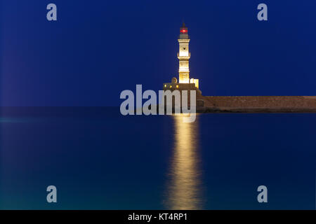 Faro di notte nel porto antico, CHANIA, CRETA Foto Stock