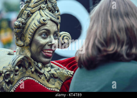 Bucarest, Romania - 29 Maggio 2014: attrice agendo come Barocco ornamento del lettino interagisce con persone di tutto il divano mostra di Tukkers durante la connessione Foto Stock