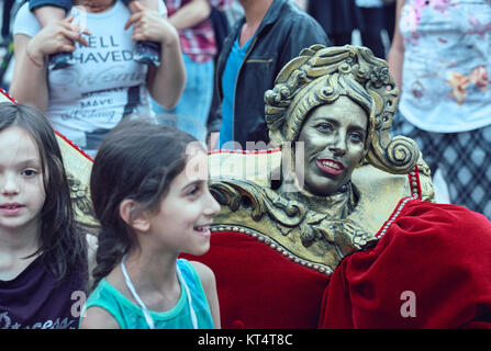 Bucarest, Romania - 29 Maggio 2014: attrice agendo come Barocco ornamento del lettino intrattiene i bambini di tutto il divano mostra di collegamento Tukkers duri Foto Stock