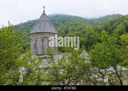 L antico monastero Haghartsin è situato vicino alla città di Dilijan, in una valle boscosa. Armenia Foto Stock