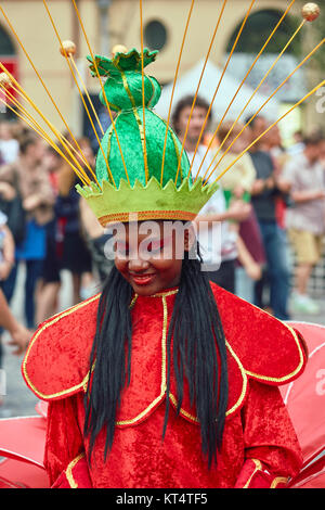 Bucarest, Romania - 29 Maggio 2014: Femmina danzatrice esotica in vivaci vestito carnevale durante il B-Fit International Festival del teatro in strada. Foto Stock