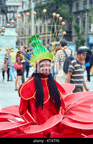 Bucarest, Romania - 29 Maggio 2014: Femmina danzatrice esotica in vivaci vestito carnevale durante il B-Fit International Festival del teatro in strada. Foto Stock