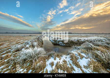 Frozen River nella parte settentrionale della provincia di Drenthe in Olanda in una fredda mattina Foto Stock