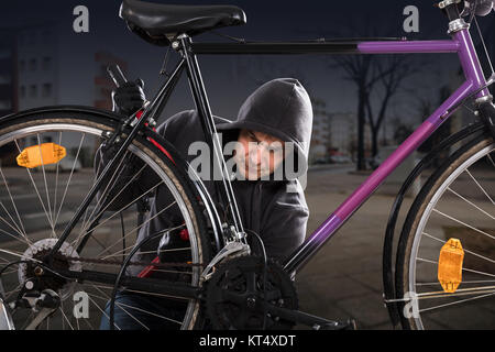 Ladro la rottura del blocco di bicicletta Foto Stock