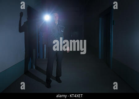La guardia di sicurezza in piedi nel corridoio dell'edificio Foto Stock