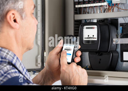 Maschio facendo tecnico di lettura del contatore Foto Stock