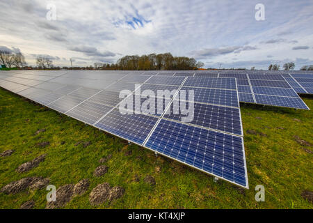 I pannelli solari di un impianto fotovoltaico in prato sulla campagna tedesca Foto Stock