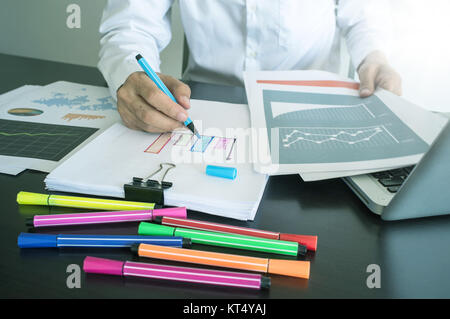 L'uomo la scrittura grafico su carta con penna a colori. Foto Stock
