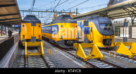 Tre grandi treni intercity sulla stazione centrale di Groningen in attesa presso la piattaforma di partenza per Amsterdam. I treni intercity sono un importante e Foto Stock