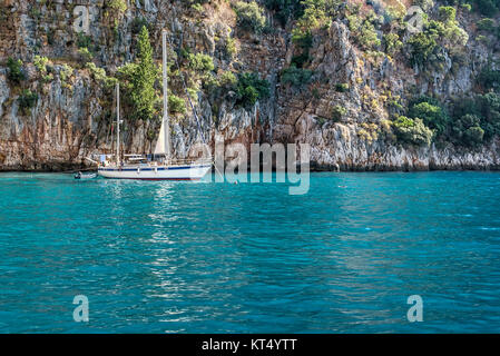 Valle delle Farfalle situato ai piedi del colle del duemila metri di alta montagna con pareti ripide e una spiaggia ghiaiosa Foto Stock