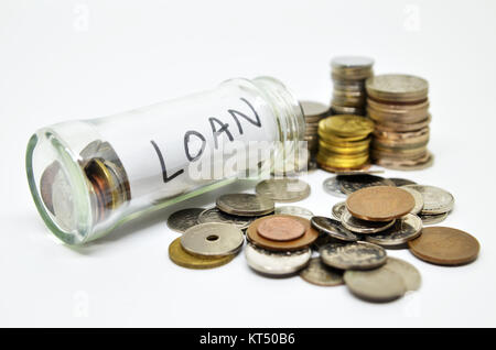 Etichetta di prestito in un vasetto di vetro con monete fuoriuscita Foto Stock