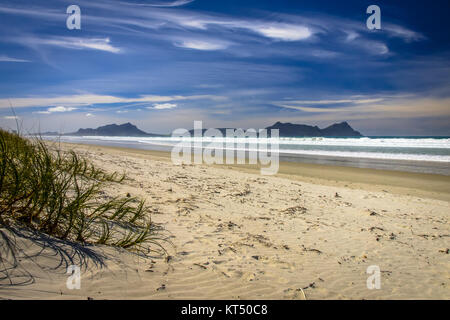 Immacolate appartata spiaggia vuota a Waipu nel Northland e Nuova Zelanda Foto Stock