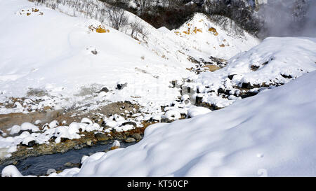 Primo piano della pietra e del flusso nella nebbia Noboribetsu Onsen Foto Stock