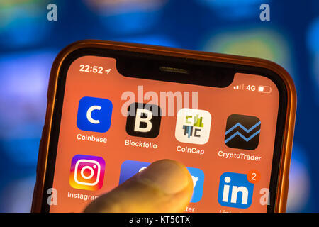 NEW YORK, Stati Uniti d'America - 7 Novembre 2017: Crypto valuta le icone delle app sul nuovo smartphone display close-up intorno agli altri social media le applicazioni per iphone Foto Stock