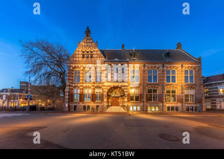 GRONINGEN, Paesi Bassi, 27 dicembre, 2016: ex museo di Groningen nella parte storica della città di Groningen al crepuscolo Foto Stock