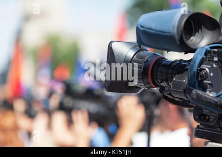 La ripresa di un evento con una videocamera Foto Stock