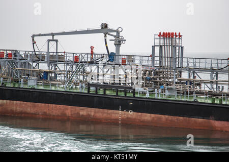 Dettaglio della chimichiera nave sul mare del Nord durante le nuvole Foto Stock
