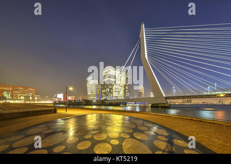 Erasmus Bridge di notte visto da di Maaskade Noordereiland Foto Stock