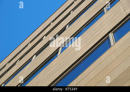 Finestre di un edificio abbandonato con prospettiva sfocata . Foto Stock