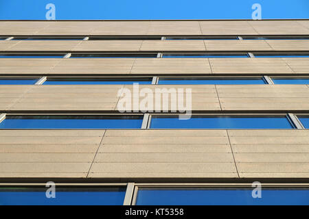 Finestre di un edificio abbandonato con prospettiva sfocata . Foto Stock