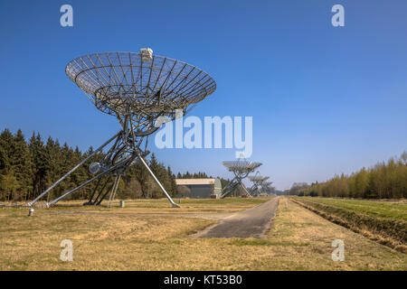 Lunga fila di radio telescopi di Westerbork in Olanda Foto Stock