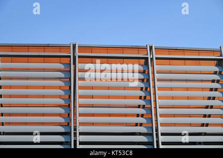 Dettagli della facciata in alluminio e pannelli di alluminio su edificio industriale Foto Stock