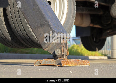 Carrello forte outrigger stabilizzare le gambe estese. Impianti di risalita del braccio materiale da costruzione macchine sul tetto del palazzo. Foto Stock