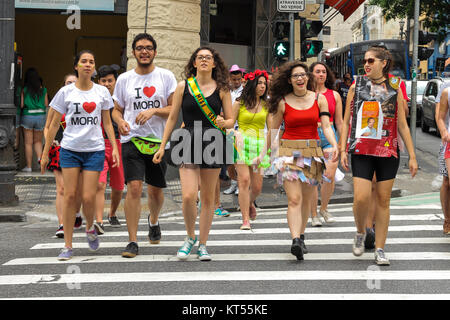 Sao Paulo, Brasile - Ottobre, 20 2017. Noto come Peruada, è la tradizionale street party organizzati da USP Law School in downtown. I festaioli sono croce Foto Stock