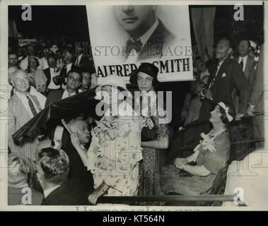 La fotografia mostra la signora al Smith e sua figlia alla Convention Nazionale Democratica del 1932. Questa immagine storica cattura un momento dalla convention, che ha svolto un ruolo fondamentale nella politica americana durante la grande depressione. Foto Stock
