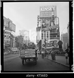 Un ritratto di Art Hodes, Kaiser Marshall, Henry Clay Goodwin, Sandy Williams e Cecil Xavier Scott a Times Square, New York, intorno al luglio 1947, che cattura importanti figure della scena jazz di quell'epoca. Foto Stock