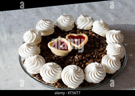 French vanilla meringue cookies e due Cuori dolci Foto Stock