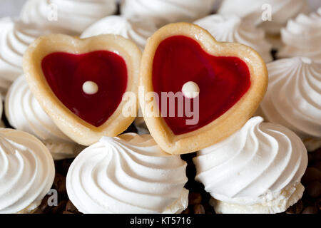 French vanilla meringue cookies e due Cuori dolci Foto Stock