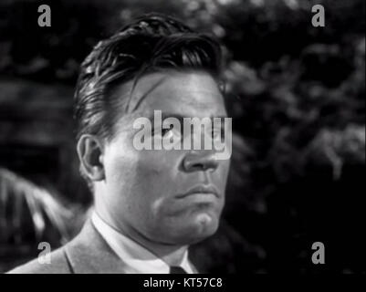 Neville Brand è protagonista del film del 1952 "Kansas City Confidential", un classico del cinema noir. Il suo ruolo di personaggio chiave si aggiunge all'atmosfera grintosa e sospettosa del film. Foto Stock