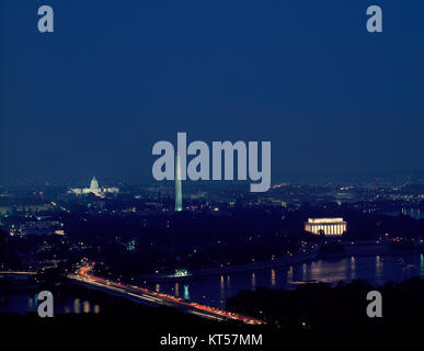 Una vista aerea notturna di Washington D.C. che mostra lo skyline illuminato del cityâ e i principali luoghi di interesse, tra cui il Campidoglio degli Stati Uniti, la Casa Bianca e il National Mall. Foto Stock
