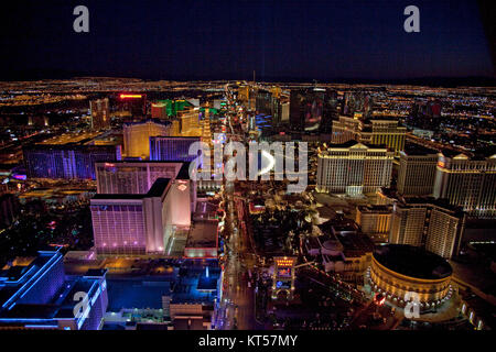 Questa vista aerea notturna di Las Vegas, Nevada, mostra le vivaci luci e l'iconico skyline della città, famosi in tutto il mondo. L'immagine cattura l'energia dinamica e l'atmosfera vivace della capitale del divertimento. Foto Stock