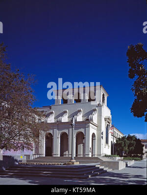 Il Pasadena Police Department Building, situato a Pasadena, California, funge da centro amministrativo e operativo per le forze dell'ordine locali. L'edificio è parte integrante delle infrastrutture della città, ospitando vari dipartimenti e servizi essenziali per mantenere la sicurezza pubblica e le operazioni di applicazione della legge a Pasadena. Foto Stock