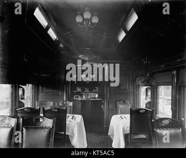 Un'immagine che mostra l'interno del salone della Pere Marquette Railroad, auto n.. 25d, che mette in risalto i sedili e il design vintage. Foto Stock
