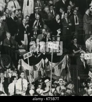 Questa immagine cattura il podio durante la sessione notturna della Convenzione Nazionale Democratica del 1932. L'evento ha segnato un momento cruciale nella storia politica degli Stati Uniti, mentre ha posto le basi per la nomina di Franklin D. Roosevelt. Foto Stock