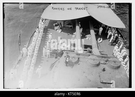 Questa fotografia mostra un gruppo di reclute a bordo della USS Maine. L'immagine cattura un momento significativo nella storia navale, documentando l'addestramento e la preparazione delle nuove reclute su questa nave storica. Foto Stock