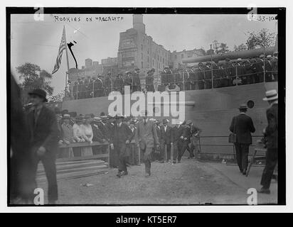 Un'immagine storica di soldati novellini a bordo della recluta degli Stati Uniti, catturati durante il loro periodo di addestramento, che riflette la storia militare. Foto Stock