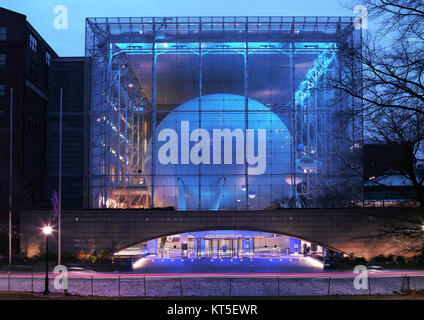 Il Rose Center for Earth and Space, progettato da Frederick Phineas e Sandra Priest, è una rinomata istituzione scientifica e culturale di New York. Ospita mostre e un planetario dedicato all'esplorazione dello spazio. Foto Stock