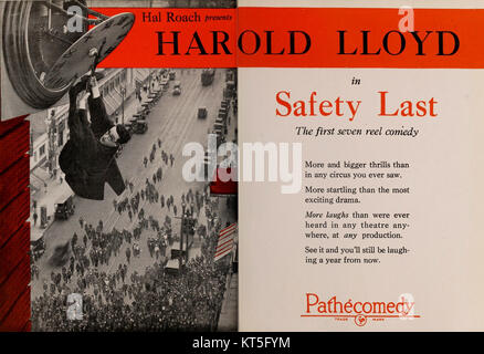 Questa è un'immagine promozionale per il film muto del 1923 "Safety Last!" Interpretato da Harold Lloyd. Conosciuto per la sua iconica scena della torre dell'orologio, il film è diventato una parte significativa della storia cinematografica. Foto Stock