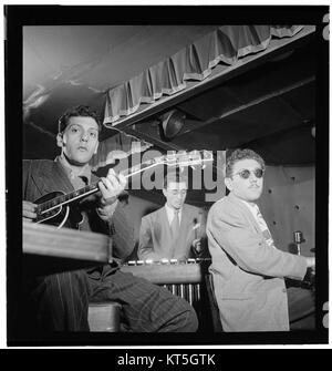 (Ritratto di Bill (Buddy) De Arango, Terry Gibbs e Harry Biss, tre Deuces, New York, N.Y., ca. Giugno 1947) (4931769035) Foto Stock