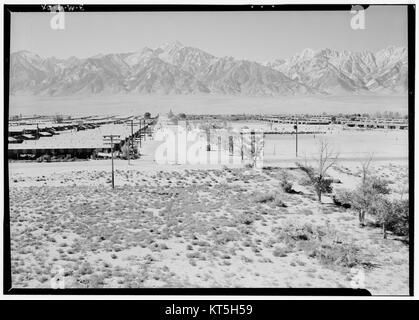 Manzanar della Torre della Guardia è una delle immagini iconiche di Ansel Adams scattate durante l'internamento dei giapponesi americani nella seconda guerra mondiale. La foto cattura l'aspro paesaggio che circonda il campo di internamento di Manzanar in California. Foto Stock