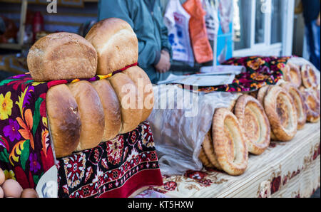 Pane Kirghiz tokoch sul mercato di domenica in materia di SSL. Il Kirghizistan. Foto Stock