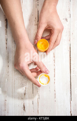 Un contenitore di vernice in mani Foto Stock